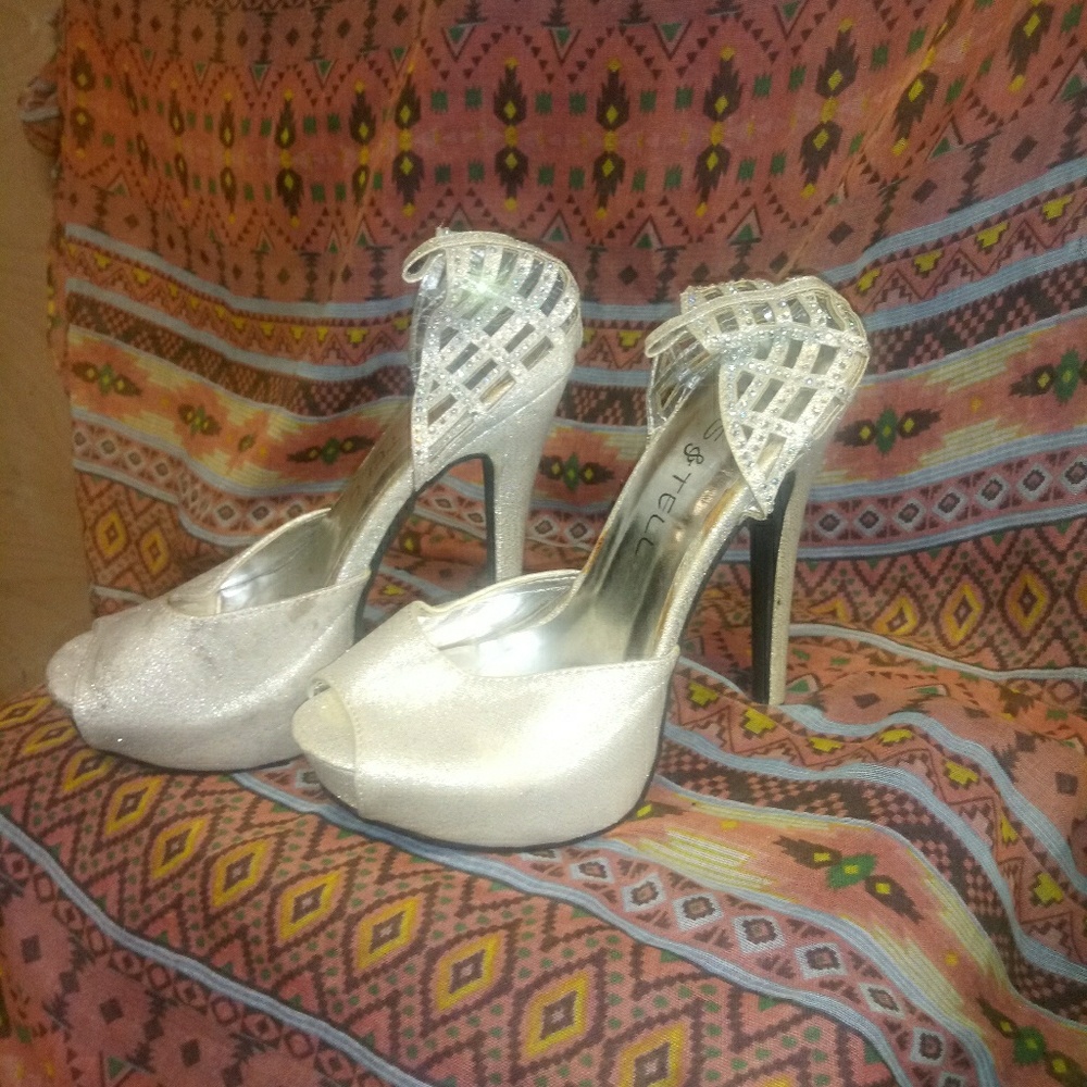 Kiss & tell heels